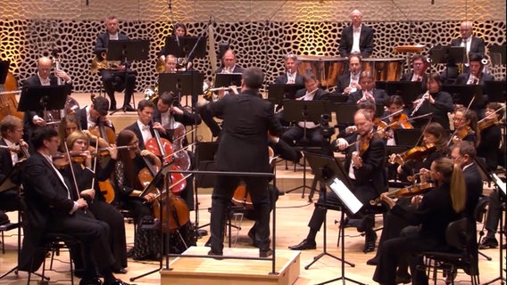 Screenshot: Alan Gilbert dirigiert das NDR Elbphilharmonie Orchester in der Elbphilharmonie Hamburg. © NDR Foto: Screenshot