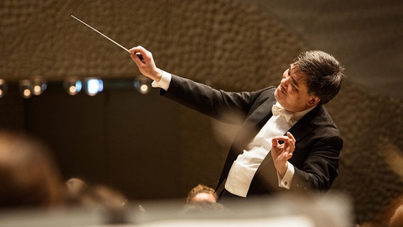 Alan Gilbert dirigiert © Peter Hundert 