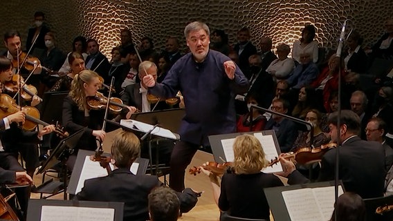 Konzertszene: Alan Gilbert dirigiert das NDR Elbphilharmonie Orchester in der Elbphilharmonie Hamburg. © NDR EO 