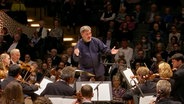 Konzertszene: Alan Gilbert dirigiert das NDR Elbphilharmonie Orchester in der Elbphilharmonie Hamburg. © NDR EO 