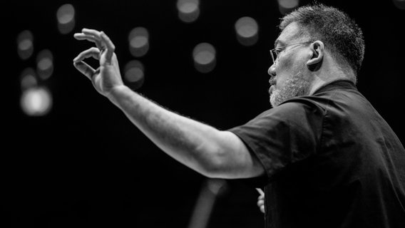 Alan Gilbert, Chefdirigent des NDR Elbphiharmonie Orchesters, im Porträt © NDR Foto: Marco Borggreve