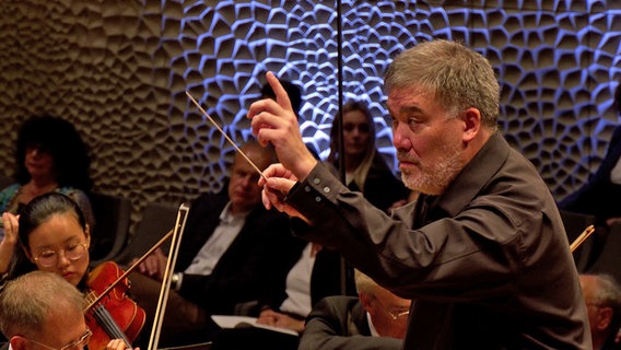 Screenshot: Chefdirigent Alan Gilbert dirigiert das NDR Elbphilharmonie in der Elbphilharmonie. © NDR Foto: Screenshot