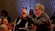 Screenshot: Chefdirigent Alan Gilbert dirigiert das NDR Elbphilharmonie in der Elbphilharmonie. © NDR Foto: Screenshot