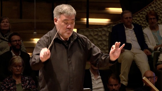 Das NDR Elbphilharmonie Orchester spielt unter der Leitung von Chefdirigent Alan Gilbert Beethovens Neunte beim Internationalen Musikfest Hamburg. © NDR Foto: Screenshot