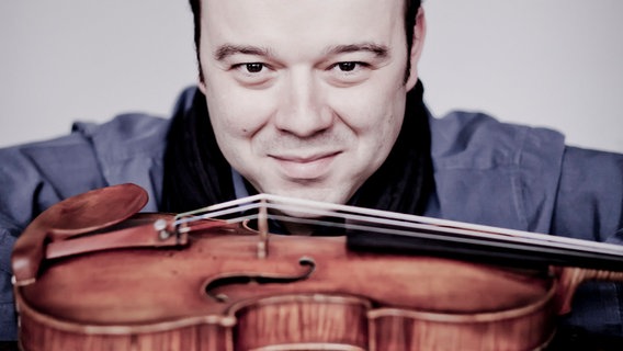 Vadim Gluzman mit liegender Geige vor dem Körper © Marco Borggreve Foto: Marco Borggreve