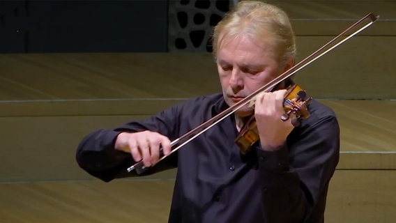 Screenshot: Der Konzertmeister des NDR Elbphilharmonie Orchesters Roland Greutter spielt auf seiner Violine © NDR Foto: Screenshot