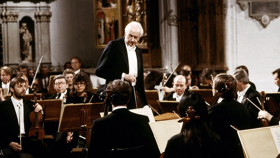 Günter Wand und das NDR Sinfonieorchester beim Schleswig-Holstein-Festival 1988 © NDR Foto: Knut Müller