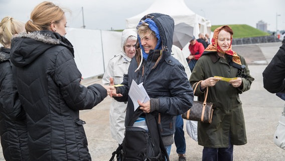 Zuschauer in Wetterkleidung beim Einlass beim HafenCity Open Air des NDR Elbphilharmonie Orchesters 2016 © NDR Foto: Axel Herzig