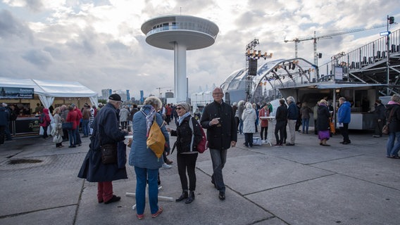 Szene vom HafenCity Open Air 2016: Zuschauer auf dem Veranstaltungsgelände neben den Tribünen. © NDR Foto: Axel Herzig
