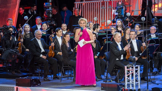 Moderatorin Julia Westlake mit dem NDR Elbphilharmonie Orchester auf der Bühne des HafenCity Open Air 2016 © NDR Foto: Axel Herzig
