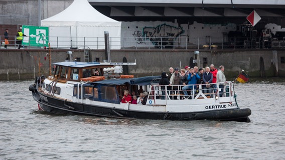 HafenCity Open Air 2016: Eine kleine Barkasse auf der Elbe kommt zum Gucken vorbei © NDR Foto: Axel Herzig