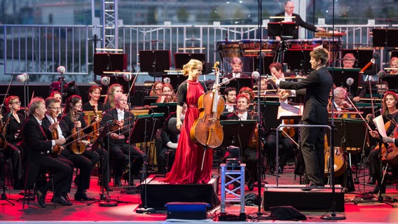 HafenCity Open Air 2016: Applaus von Dirigent Krzysztof Urbański und dem NDR Elbphilharmonie Orchester für Cellistin Sol Gabetta © NDR Foto: Axel Herzig