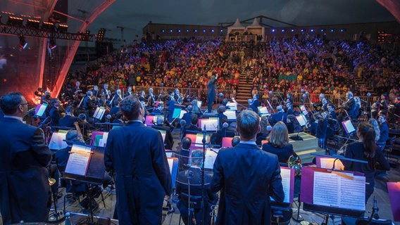 HafenCity Open Air 2016: Blick über die Orchestermusiker hinweg ins applaudierende Publikum. © NDR Foto: Axel Herzig