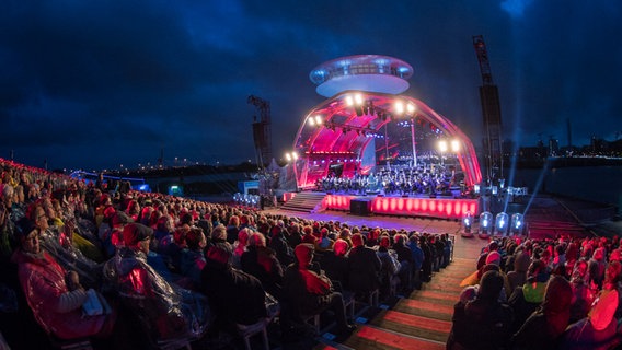 Die beleuchtete Bühne des HafenCity Open Air des NDR Elbphilharmonie Orchesters 2016 am Baakenhöft © NDR Foto: Axel Herzig