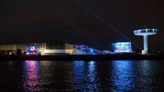 HafenCity Open Air 2016: Blick auf das Veranstaltungsgelände und eine Leinwand fürs Public Viewing auf dem Baakenhöft © NDR Foto: Axel Herzig