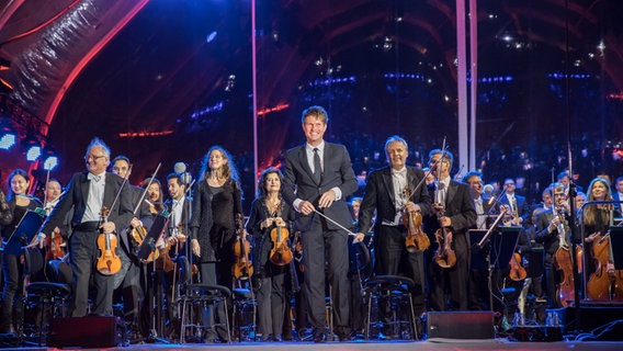 HafenCity Open Air 2016: Krzysztof Urbański und das NDR Elbphilharmonie Orchester stehen für den Applaus. © NDR Foto: Axel Herzig