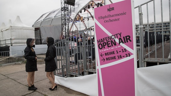 Auf dem Gelände des Baakenhöft beim HafenCity Open Air 2016: Zwei Promoterinnen neben einem NDR Aufsteller © NDR Foto: Axel Herzig