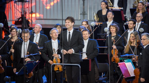 Applausszene: Krzysztof Urbański und das NDR Elbphilharmonie Orchester auf der Bühne des HafenCity Open Air 2016 © NDR Foto: Axel Herzig