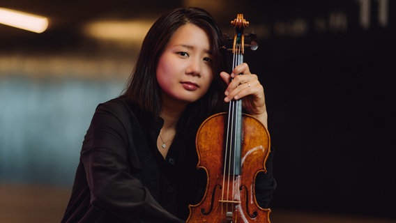 Harim Chun, Violinistin des NDR Elbphilharmonie Orchesters © NDR, Jewgeni Roppel Foto: Jewgeni Roppel