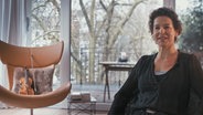 Geigerin Katrin Scheitzbach sitzt im Interview neben ihrem Instrument. © NDR 