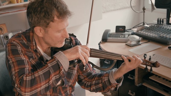 Stefan Pintev, Musiker des NDR Elbphilharmonie Orchesters spielt auf einer E-Geige © NDR Foto: Screenshot