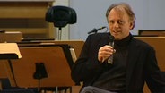 Thomas Hengelbrock bei der Einführungsveranstaltung vor dem Konzert am 15. Dezember 2011. © NDR 