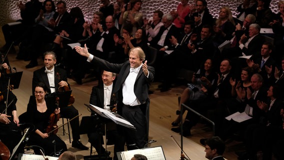 Thomas Hengelbrock und das NDR Elbphilharmonie Orchester eröffnen den Großen Saal der Elbphilharmonie. © NDR Foto: Michael Zapf