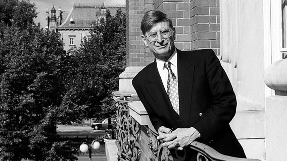 Herbert Blomstedt auf dem Balkon der Musikhalle Hamburg  (Aufnahme aus den Neunziger Jahren) © NDR 