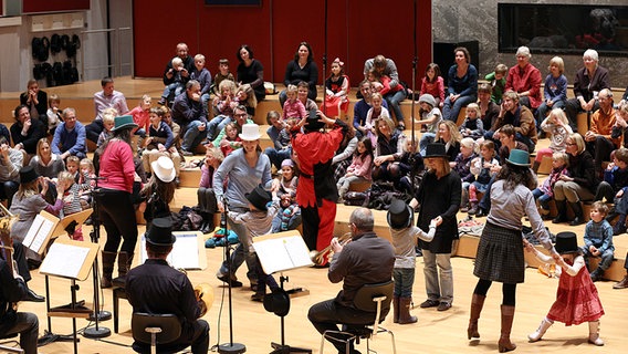 Konzertszene im RolfLiebermann-Studio: Kinder und Eltern tanzen die Allemande, die Musiker von NDR Brass spielen dazu. © NDR Foto: Marcus Krueger