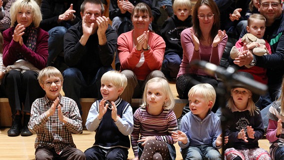 Applaudierende Erwachsene und Kinder auf den Treppenstufen des Rolf-Liebermann-Studios. © NDR Foto: Marcus Krueger