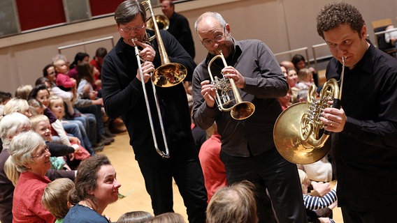 Drei Blechbläser (Posaune, Trompete, Horn) spielen ihre Instrumente unmittelbar vor dem Publikum im Rolf-Liermann-Studio. © NDR Foto: Marcus Krueger