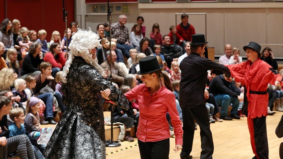 Konzertszene: Der Hofnarr, ein Gast und zwei Musiker tanzen die Allemande. © NDR Foto: Marcus Krueger
