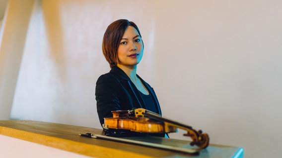 Ho-Hsuan Feng, Violinistin des NDR Elbphilharmonie Orchesters © NDR, Jewgeni Roppel Foto: Jewgeni Roppel