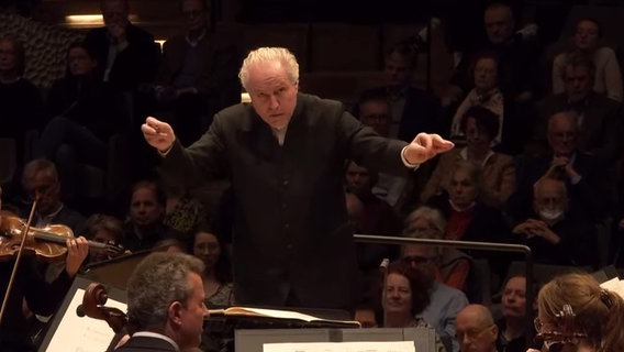 Manfred Honeck dirigiert das NDR Elbphilharmonie Orchester. © NDR 