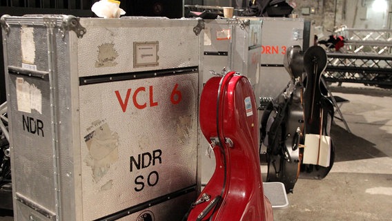 Instrumentencases und Cellikästen des NDR Sinfonieorchesters im Backstagebereich auf Kampnagel © NDR Foto: Marcus Krueger