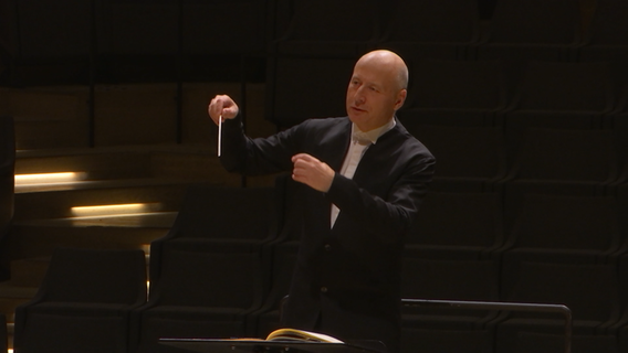 Screenshot: Paavo Järvi beim Konzert mit dem NDR Elbphilharmonie Orchester © NDR Foto: Screenshot
