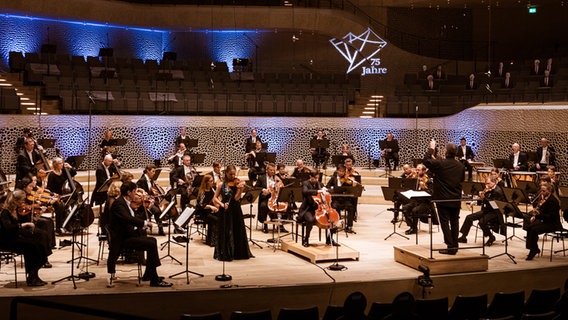 Screenshot: Alan Gilbert und das NDR Elbphilharmonie Orchester im Großen Saal der Elbphilharmonie ohne Publikum © NDR 