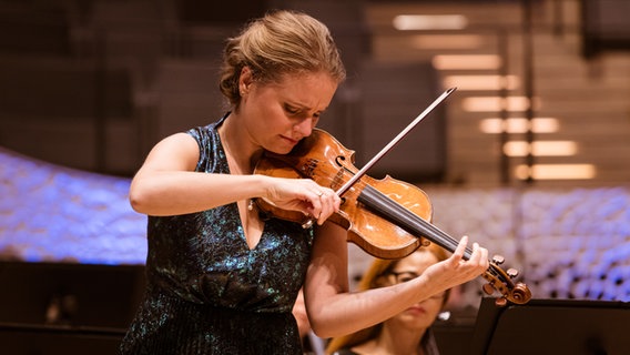 Julia Fischer spielt die Solo-Violine in Brahms Doppelkonzert. © NDR Foto: Peter Hundert