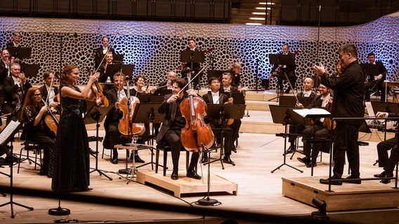 Julia Fischer, Daniel Müller-Schott, Alan Gilbert und das Orchester freuen sich über die gelungene erste Konzerthälfte. © NDR Foto: Peter Hundert