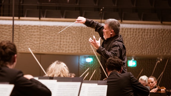 Alan Gilbert dirigiert das Jubiläumskonzert des NDR Elbphilharmonie Orchesters. © NDR Foto: Peter Hundert