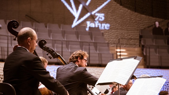 Kontrabassisten des NDR Elbphilharmonie Orchesters beim Jubiläumskonzert. © NDR Foto: Peter Hundert