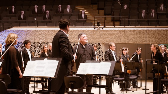 Szene aus dem Jubiläumskonzert anlässlich des 75. Geburtstags des NDR Elbphilharmonie Orchesters. © NDR Foto: Peter Hundert