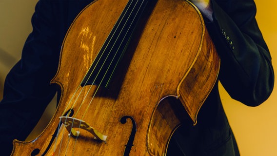 Ein Cello wird gespielt © NDR/Jewgeni Roppel Foto: Jewgeni Roppel