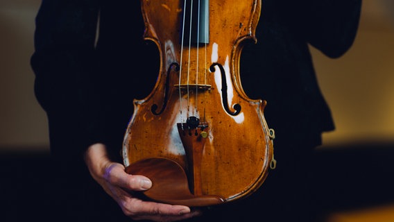 Eine Geige in der Hand © NDR/Jewgeni Roppel Foto: Jewgeni Roppel