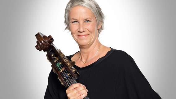 Katharina Bunners, stellv. Solo-Kontrabassistin des NDR Elbphilharmonie Orchesters © NDR, Julia Knop Foto: Julia Knop