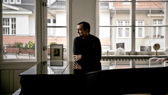 Pianist Pierre-Laurent Aimard im Porträt vor einer Fensterfront © Marco Borggreve Foto: Marco Borggreve