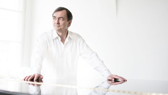 Pianist Pierre-Laurent Aimard im Porträt vor weißer Wand © Marco Borggreve Foto: Marco Borggreve