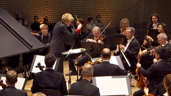 Dirigentin Marin Alsop und Pianist Jean-Yves Thibaudet beim Amerika-Festival in der Elbphilharmonie Hamburg. © NDR EO Foto: Screenshot