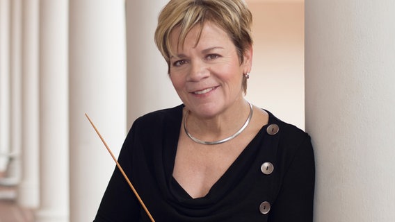 Dirigentin Marin Alsop im Porträt © NDR, Adriane White Foto: Adriane White