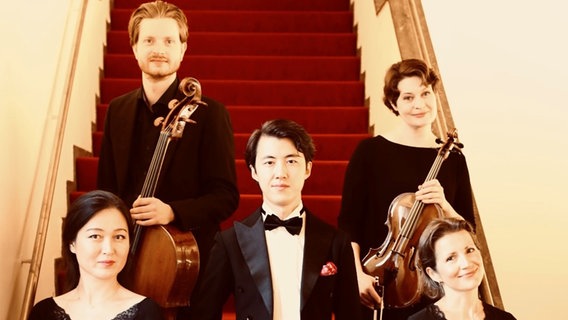 Das Elphier Quartett gemeinsam mit Pianist: Yihua Jin-Mengel, Phillip Wentrup, Haiou Zhang, Alla Rutter, Ljudmila Minnibaeva (v.l.n.r.) © Elphier Quartett Foto: Arnd Mengel